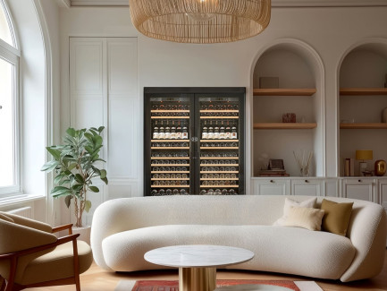 Double cave à vin de service, porte totalement vitrée, éclairage intégré, intégrée dans un meuble sur mesure. Collection Pure EuroCave.