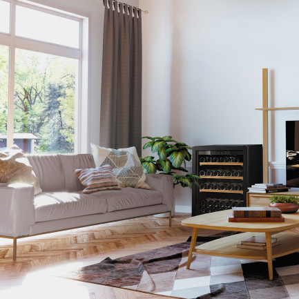 Petite cave à vin installée dans un salon au parquet chevron, avec porte vitrée et décoration de style scandinave.