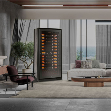 Cave à vin de vieillissement intégrée dans un penthouse avec vue sur la mer, collection Royale EuroCave.