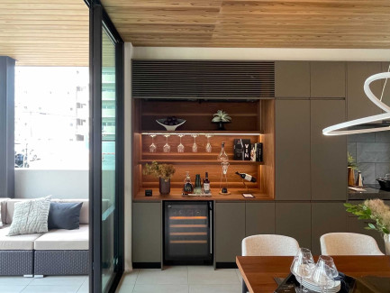 Cave à vin EuroCave intégrée dans une cuisine au Japon, meuble encastré design compact, projet d’aménagement intérieur contemporain.
