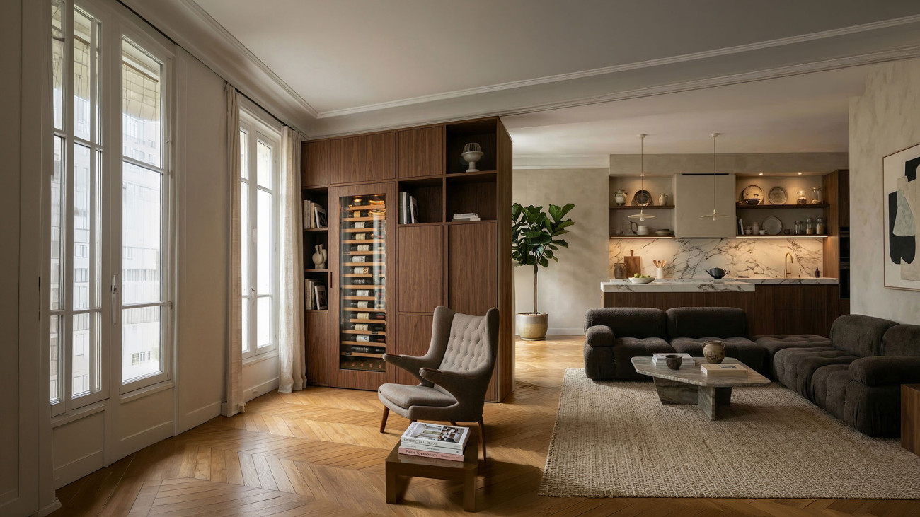 Grande cave à vin entièrement encastrée dans un salon haussmannien finition noyer, collection Inspiration EuroCave.
