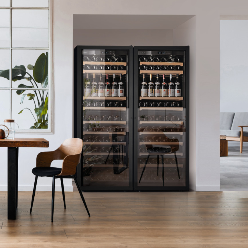 Double cave à vin de service intégrée dans un aménagement contemporain, collection La Première EuroCave.