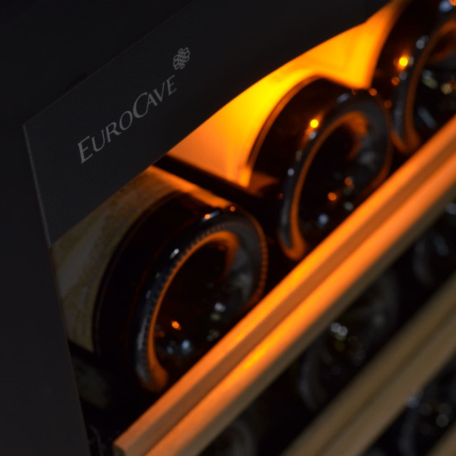 Cave à vin porte vitrée, éclairage intégré ambré, étagère de rangement acier et bois - Gamme Pure EuroCave