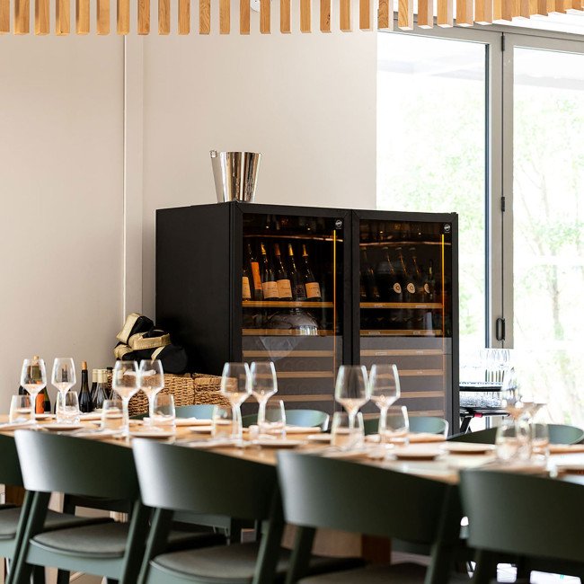 Deux caves à vin de la collection Pure pour le service des vins en salle au restaurant Massane Horizon Resort à Montpellier en France