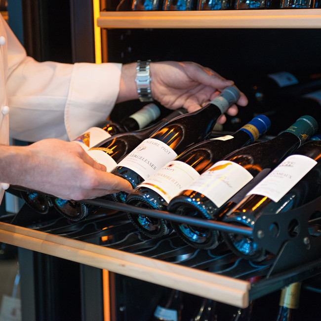 cave à vin de service mise à température des vins clayettes coulissantes de présentation EuroCave
