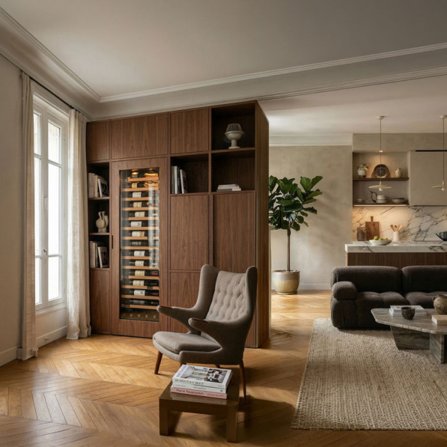 grande cave à vin de la collection EuroCave Inspiration avec une porte technique vitrée, intégrée dans un meuble sur mesure  aux couleurs chaudes, salon hausmannien