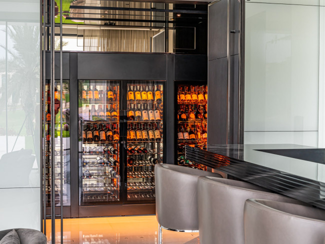 Showcave eurocave vitrine à vin Dubai présentation des bouteilles lumière ambrée