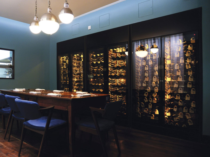 Restaurant à Londre La Cabotte avec la vitrine à vin ShowCave de la marque EuroCave pour mise à température des vins