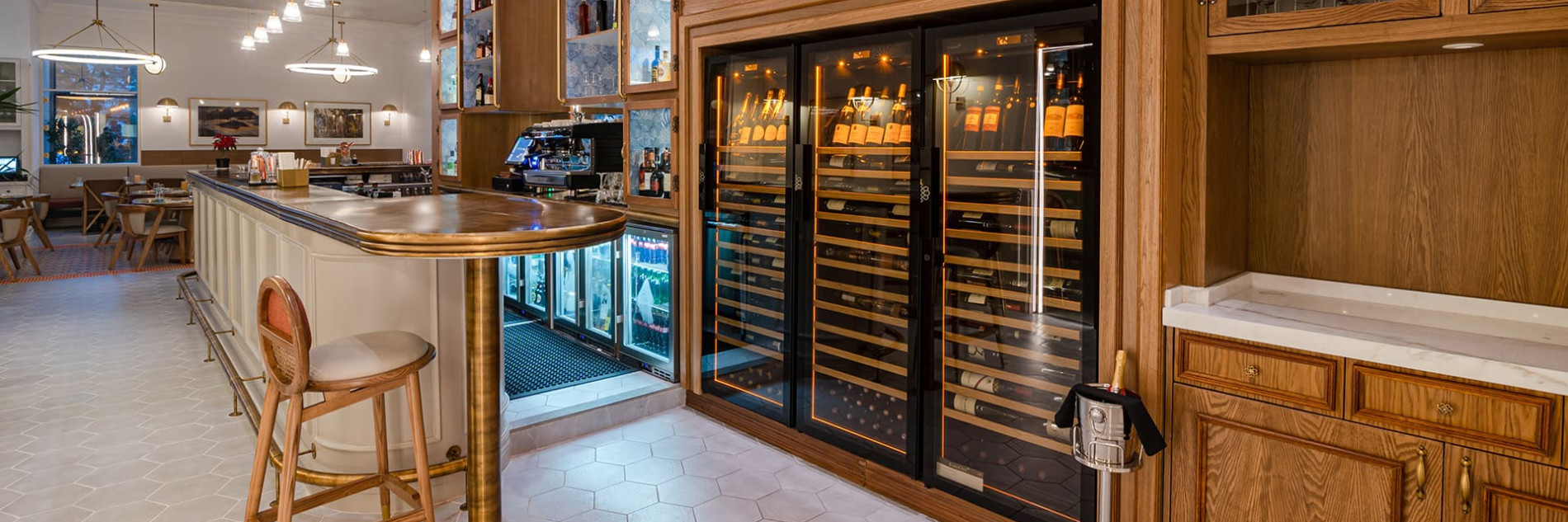 restaurant avec mur de vin composé de 3 caves à vin de la marque EuroCave