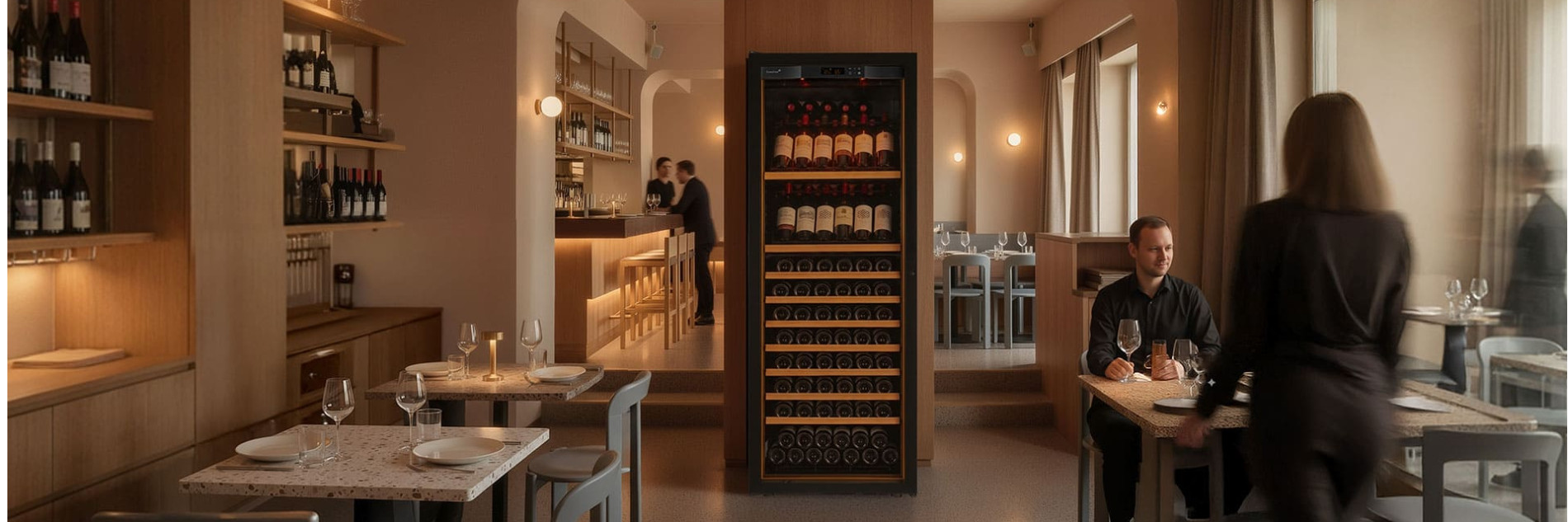 Cave à vin de service de la gamme Pure EuroCave instllée en salle dans un restaurant
