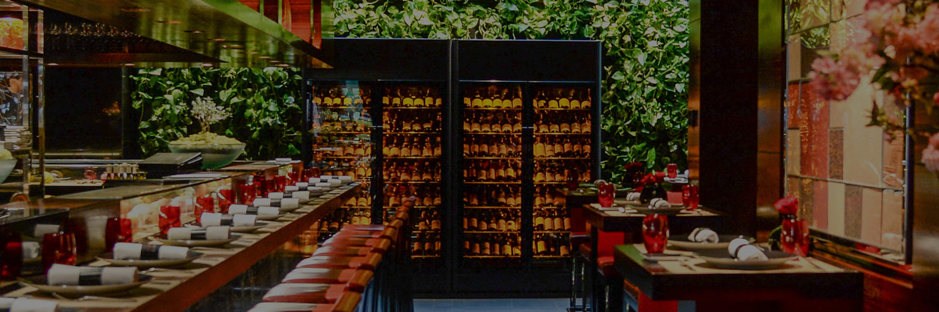 Restaurant Joel Robuchon Londres équipé d'une vitrine à vine EuroCave de la gamme ShowCave 2 portes avec lumière ambrée pour la mise à température des vins