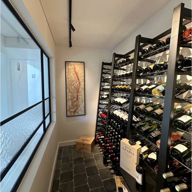 Ensemble d'étagères en métal modulables robustes pour aménager une cave à vin avec une grande capacité de rangement et de stockage bouteilles.