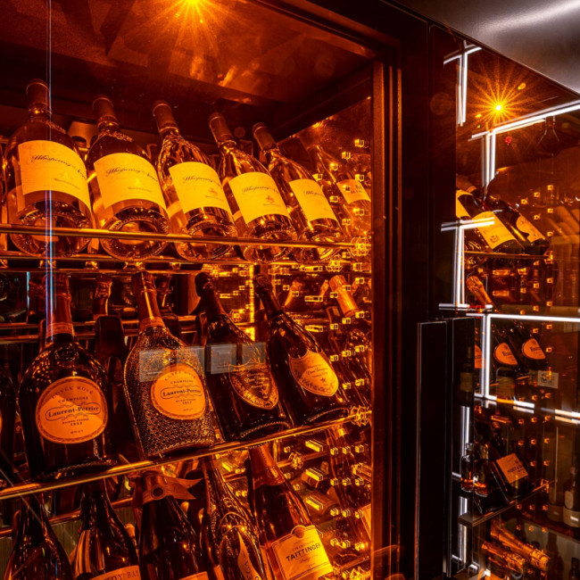Vitrine à vin ShowCave EuroCave - présentation des bouteilles inclinées, lumière intégrée ambrée - HORECA