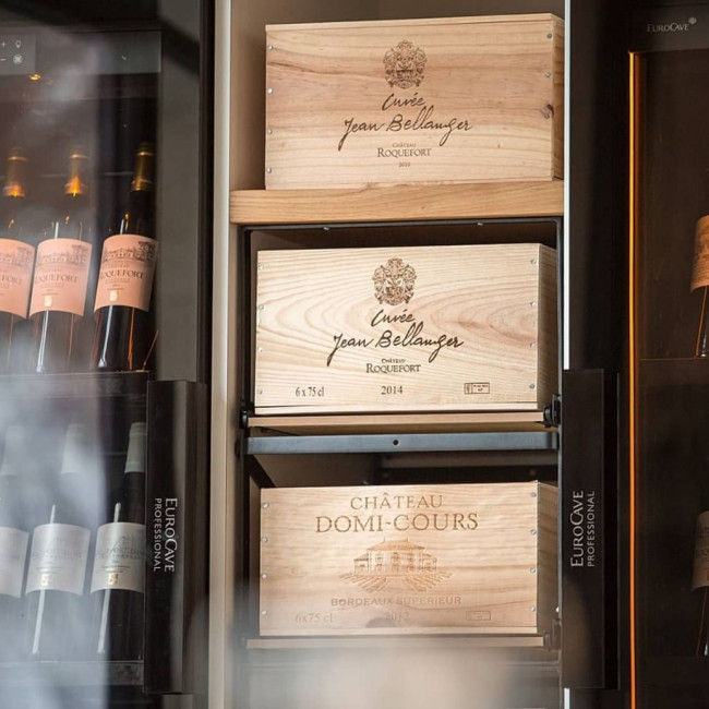 Racks coulissants en bois et acier robustes pour cave à vin, stockage de 2 caisses vin de 12 bouteilles. Tiroir pour conserver caisse bois d’origine.