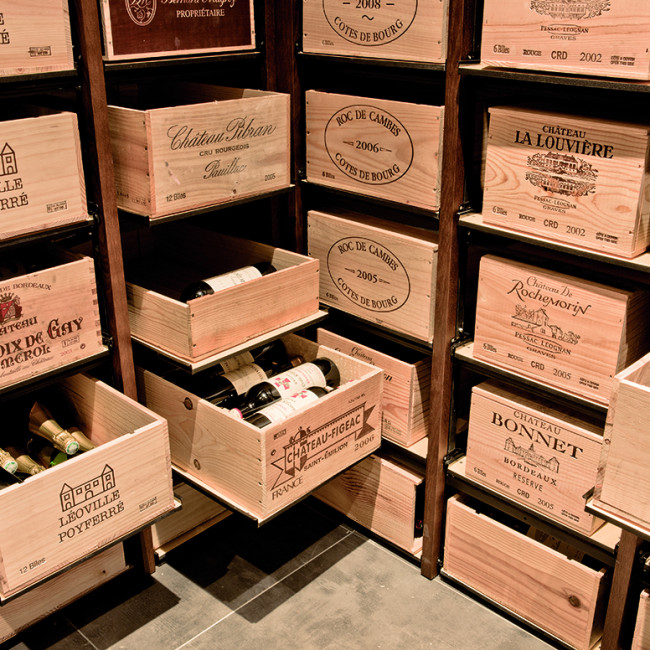 Rack vin coulissant solide pour le rangement des caisses de vin. Stockez un volume important de bouteilles tout en gardant un accès facile à celles-ci. Augmenter la capacité de stockage de votre collection en assemblant plusieurs modules.