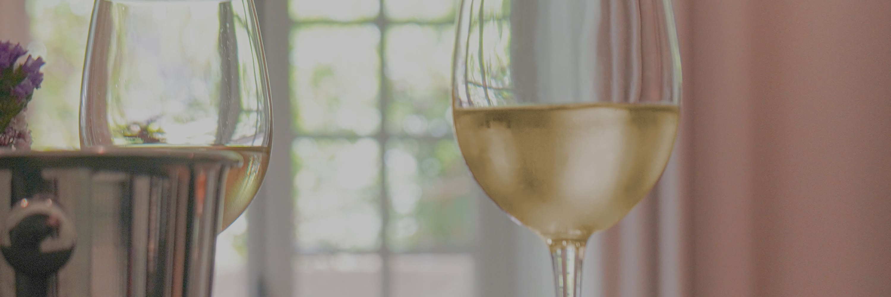 verre-de-vin-blanc-eurocave-sceau-fleur-rideau-rose-degustation-temperature-du-vin.jpg
