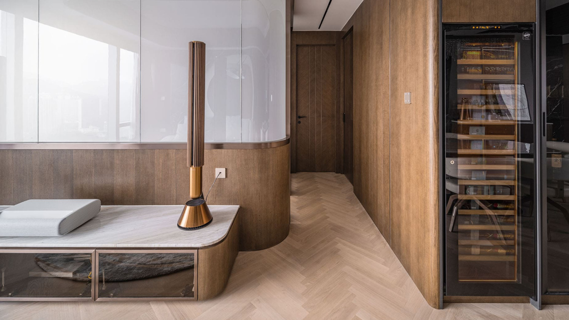 Grande cave à vin réfrigérée encastrée dans un meuble de salon design ambiance bois - architecte intérieur Grande cave à vin réfrigérée encastrée dans un meuble de salon design ambiance bois - architecte intérieur