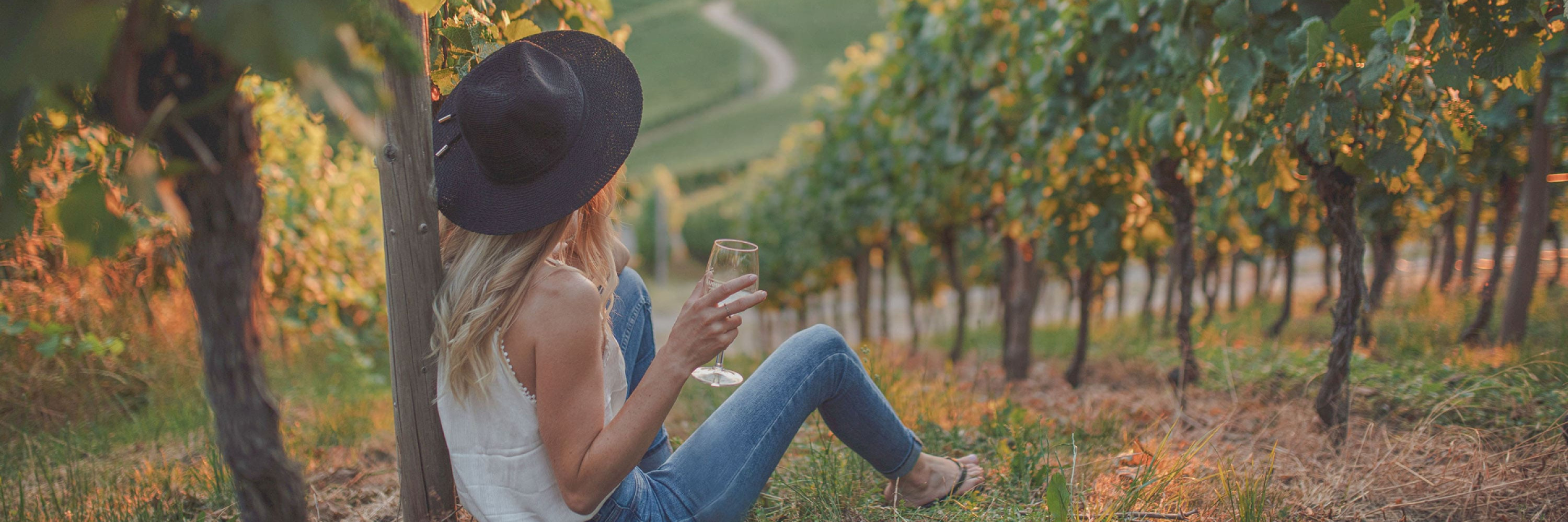 eurocave-femme-dans-les-vignes-verre-de-vin-blanc-coucher-de-soleil-chapeau-france.jpg eurocave-femme-dans-les-vignes-verre-de-vin-blanc-coucher-de-soleil-chapeau-france.jpg