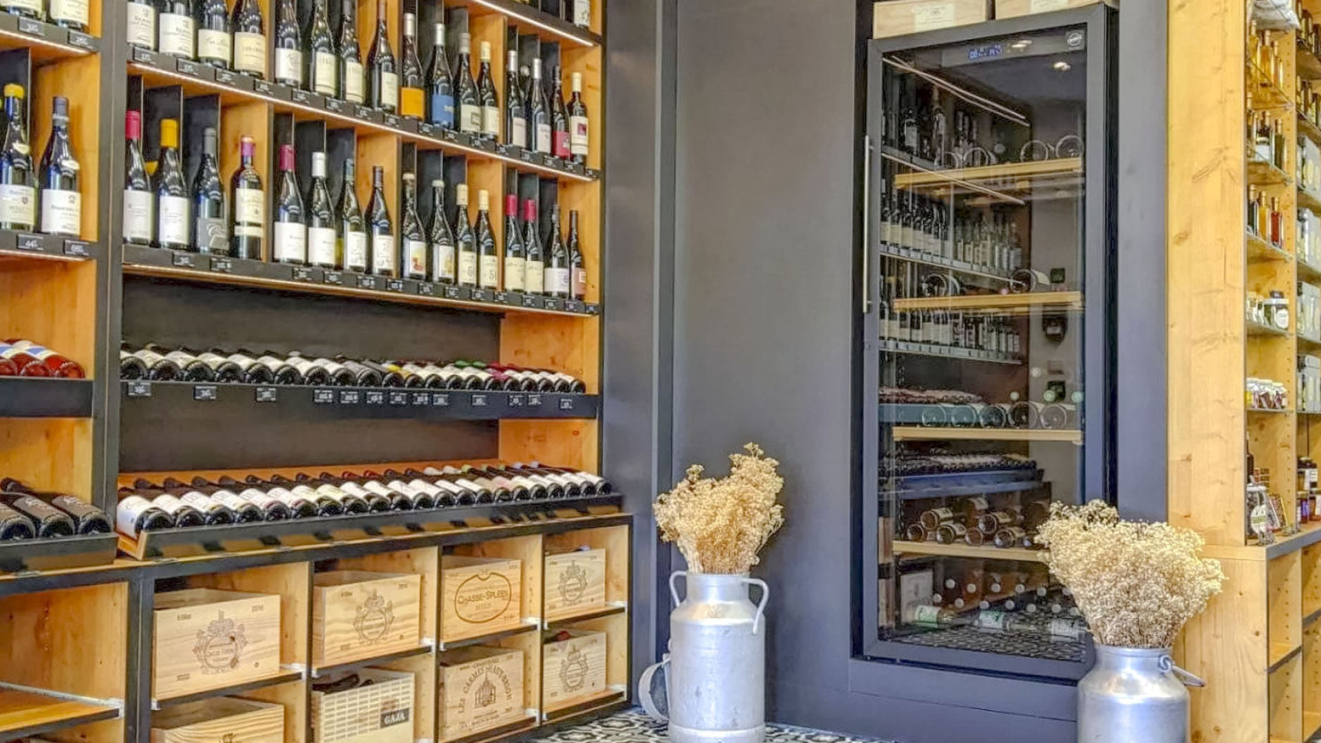 Mise en place d'une armoire à vin dans un local professionnel, une fromagerie et caviste à Annecy pour des accords vin et fromage réussis.