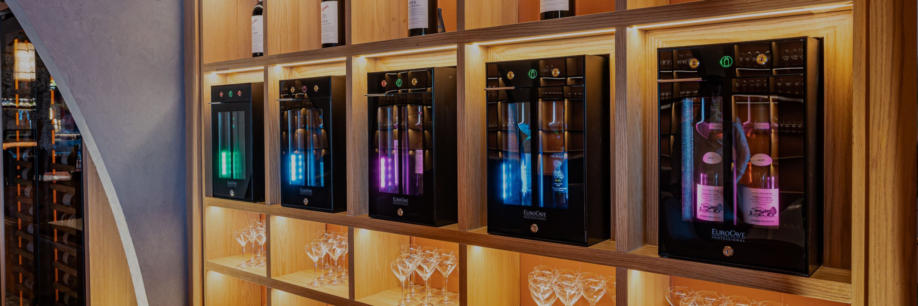 eurocave-service-du-vin-au-verre-restaurant-dubai-papa-wine-bar-bar-a-vin-ambiance-lumineuse-niche-bois.jpg eurocave-service-du-vin-au-verre-restaurant-dubai-papa-wine-bar-bar-a-vin-ambiance-lumineuse-niche-bois.jpg