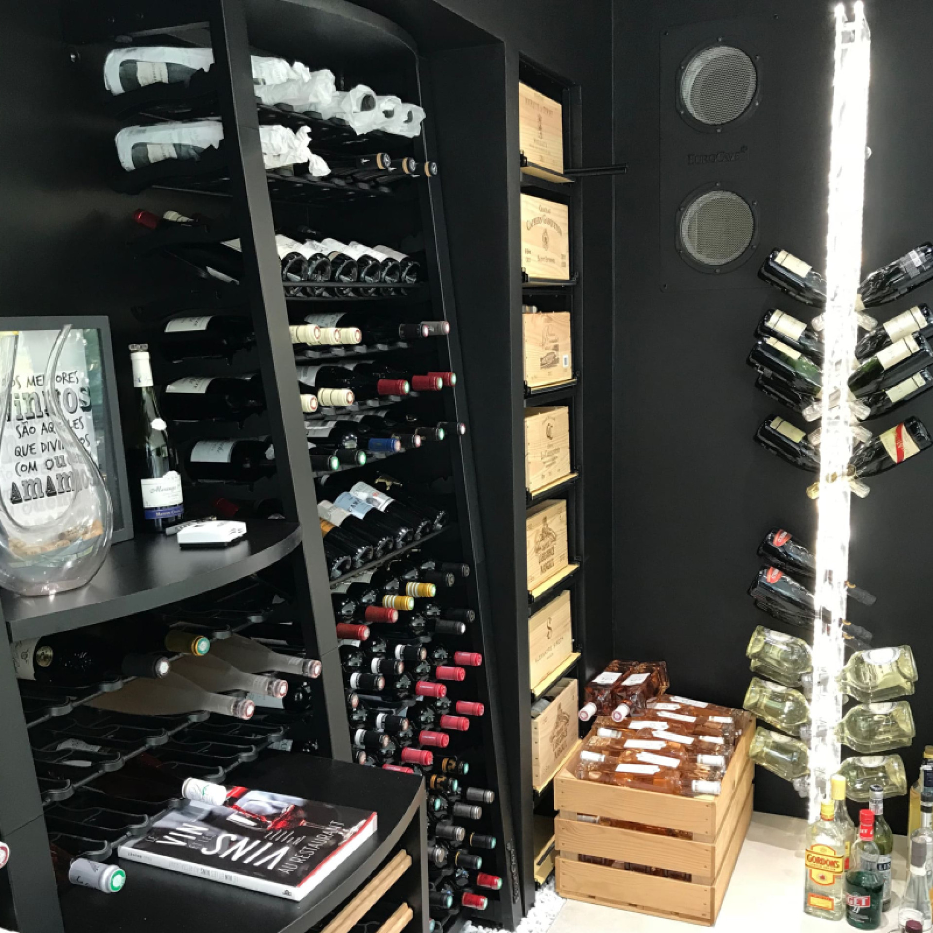 eurocave-climatisation-cave-a-vin-rangement-modulosteel-metal-noir-caisse-de-vin.jpg eurocave-climatisation-cave-a-vin-rangement-modulosteel-metal-noir-caisse-de-vin.jpg
